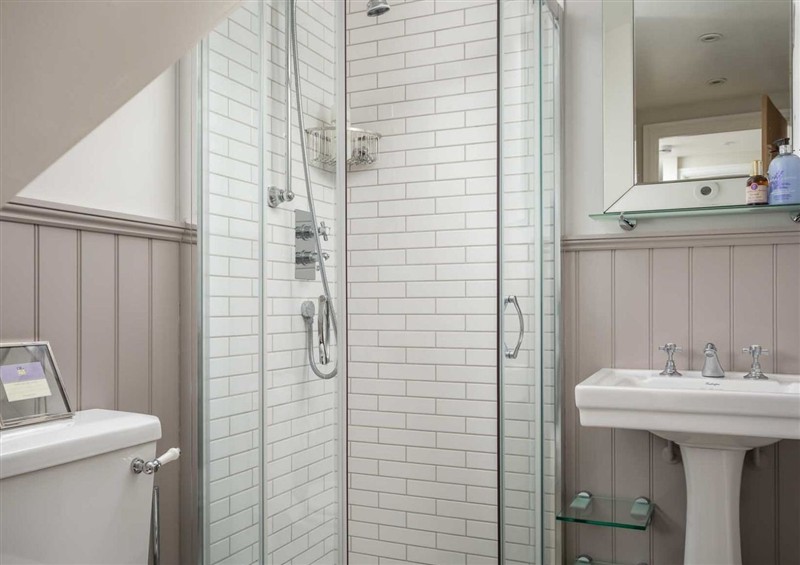 The bathroom at Lavender Cottage (Stow-on-the-Wold), Stow-On-The-Wold