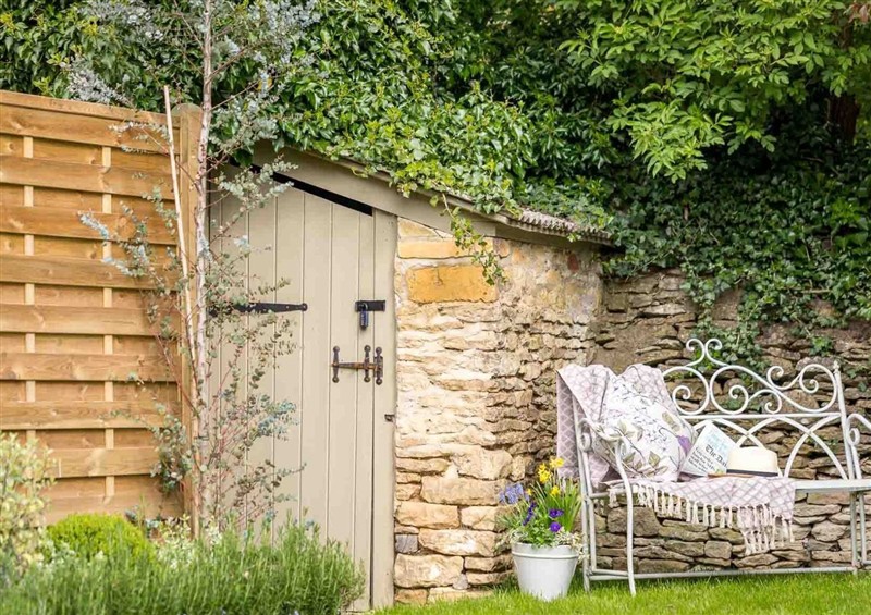 The garden in Lavender Cottage (Stow-on-the-Wold) (photo 2) at Lavender Cottage (Stow-on-the-Wold), Stow-On-The-Wold