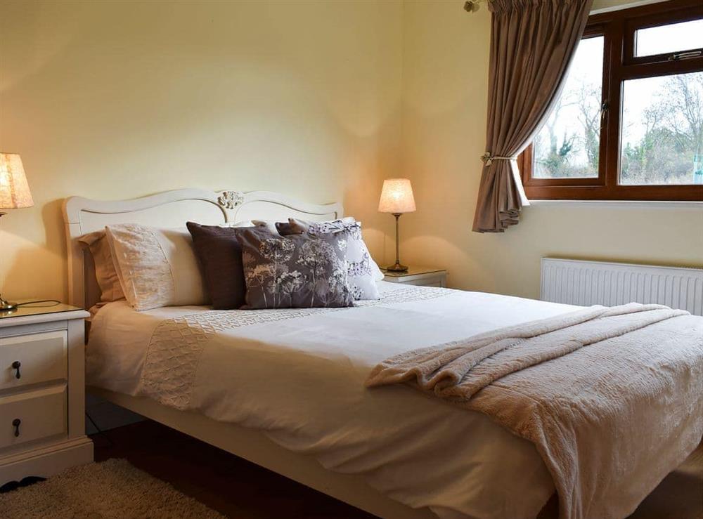 Double bedroom with en-suite at Lavender Lea in Landford, near Salisbury, Wiltshire