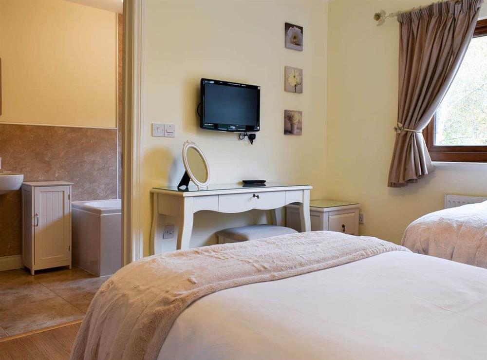 Twin bedroom with en-suite (photo 2) at Lavender Lea in Landford, near Salisbury, Wiltshire