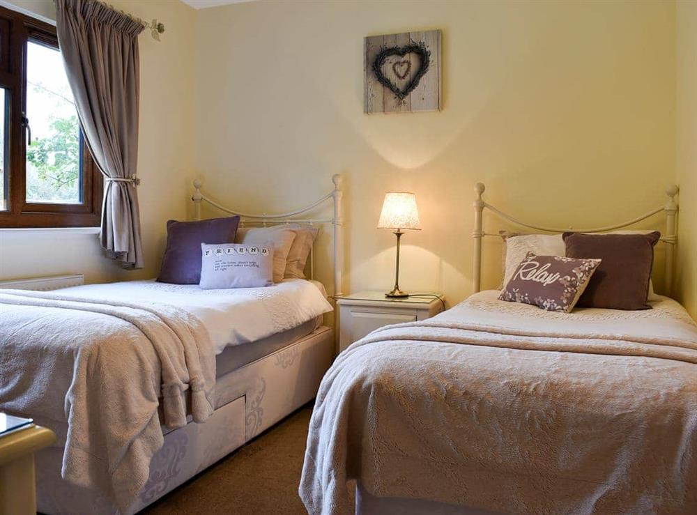 Twin bedroom with en-suite at Lavender Lea in Landford, near Salisbury, Wiltshire