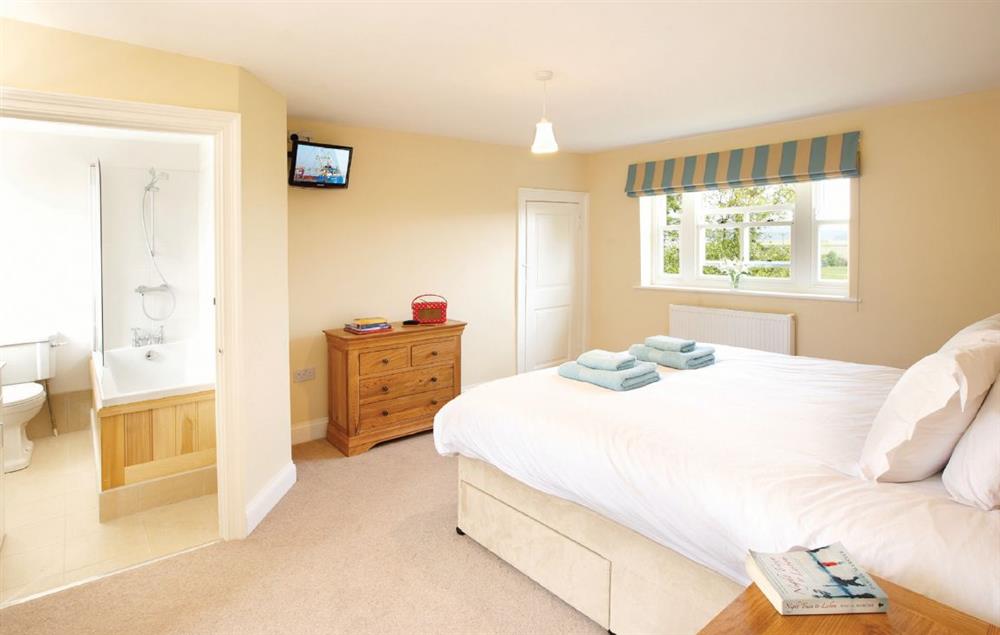 Double bedroom with a 6’ zip and zip bed with en-suite bath and shower over at Laylands, Wells-next-the-Sea