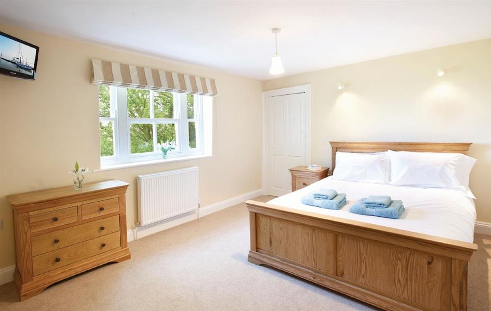 Master bedroom with 6’ sleigh bed and large en-suite bathroom with shower and separate Victorian style bath