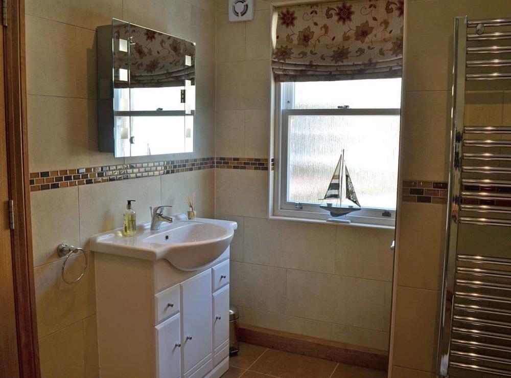 Contemporary en-suite bathroom (photo 2) at Lazy Puffin in Beadnell, near Alnwick, Northumberland