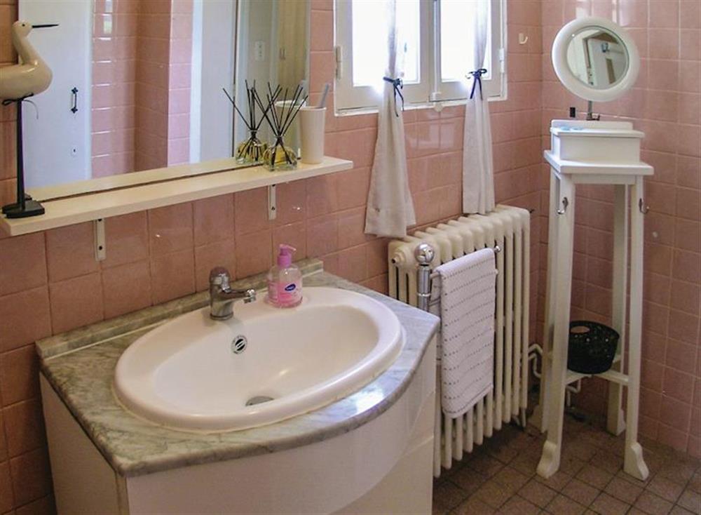 Bathroom (photo 2) at Le Cottage Rural in Saint-Agne, Dordogne and Lot, France