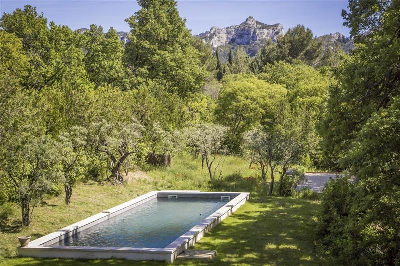 Swimming pool and the gardenm and rthe views! at Le Mas Coquelicot, Avignon, France