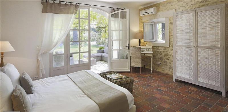 Double bedroom (photo 2) at Le Mas De La Fontaine, Avignon, France