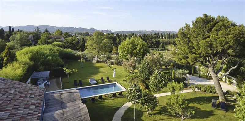 Garden and setting at Le Mas De La Fontaine, Avignon, France