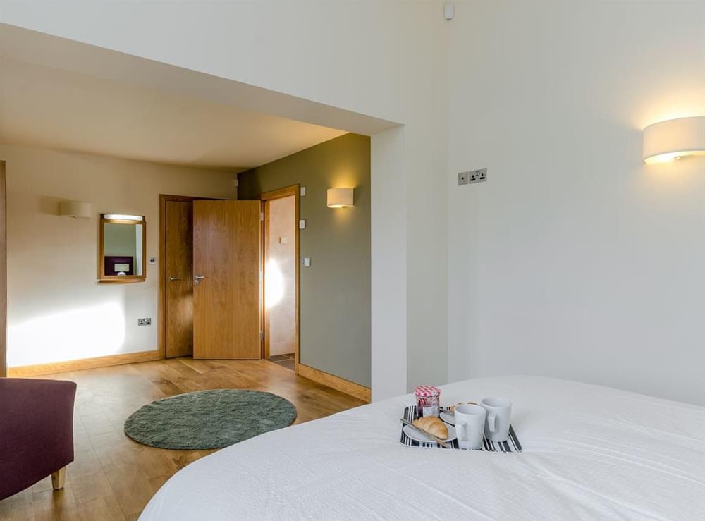 Double bedroom with en-suite at Saddleback Cottage, 