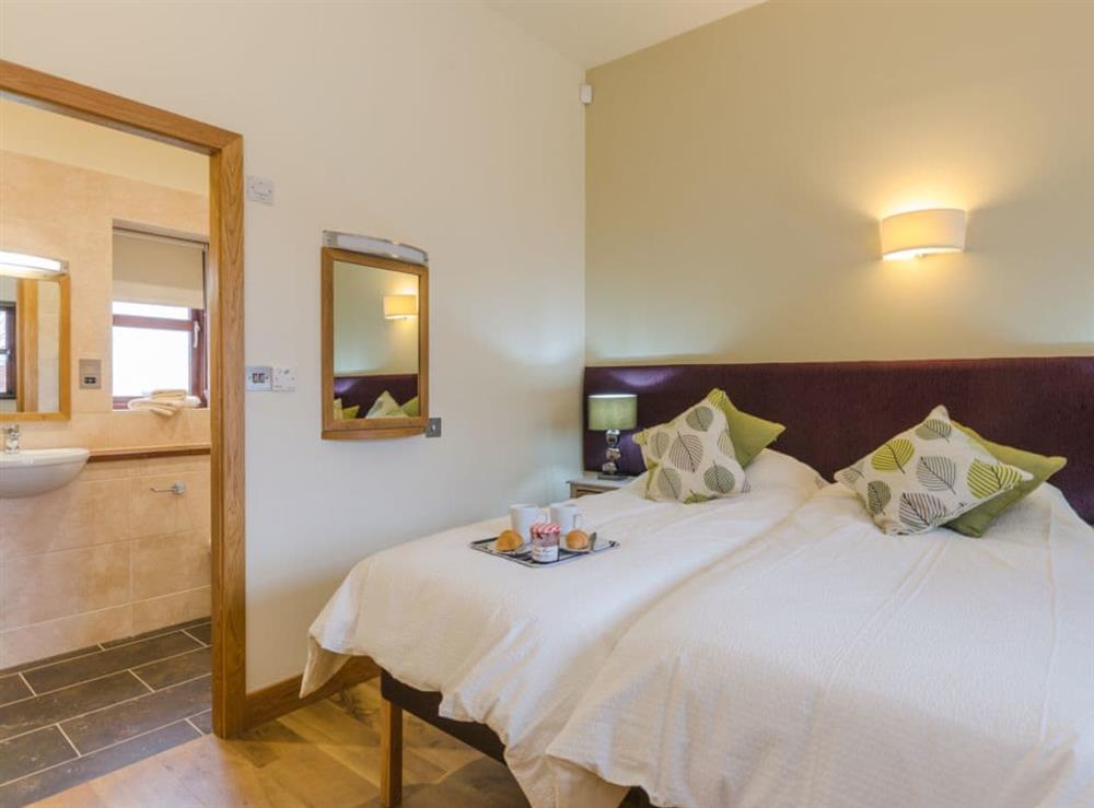 Twin bedroom with en-suite at Swallow Cottage, 