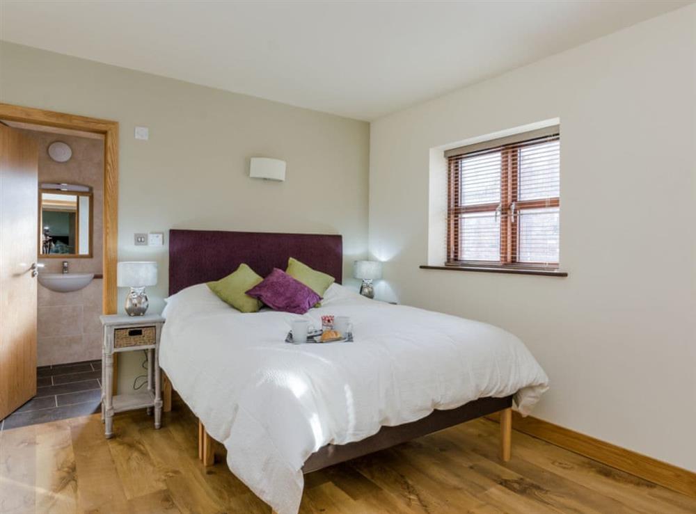 Double bedroom with en-suite (photo 2) at Tawny Cottage, 