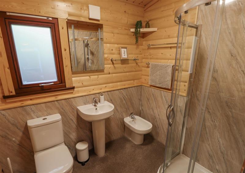 Bathroom at Leafy Hollow Lodge, Louth