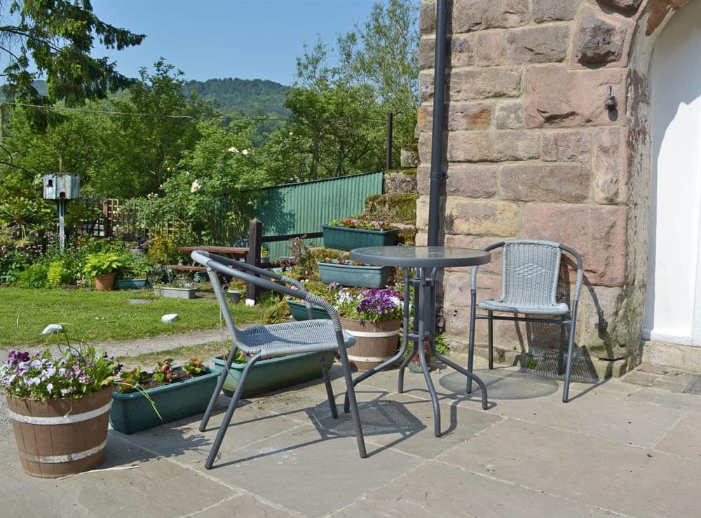 Relaxing sitting-out-area at Shire Cottage, 