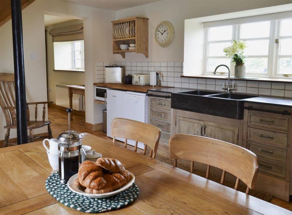Spacious and well-equipped kitchen and dining area at Mullins Cottage, 