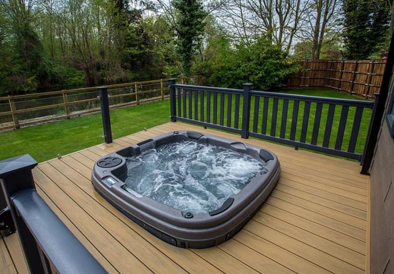Hot tub in The Country at Lee Valley in Dobbs Weir, near Broxbourne