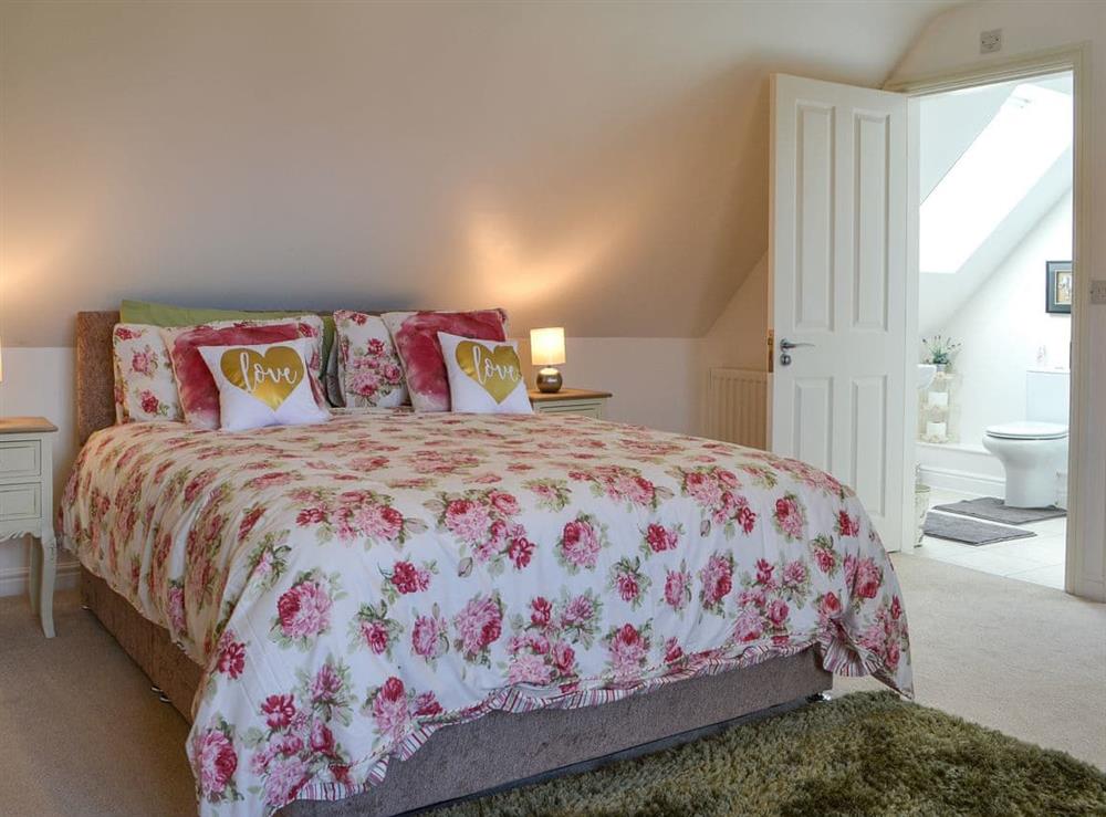 Double bedroom with en-suite at Lena Court in Kilham, near Driffield, North Humberside