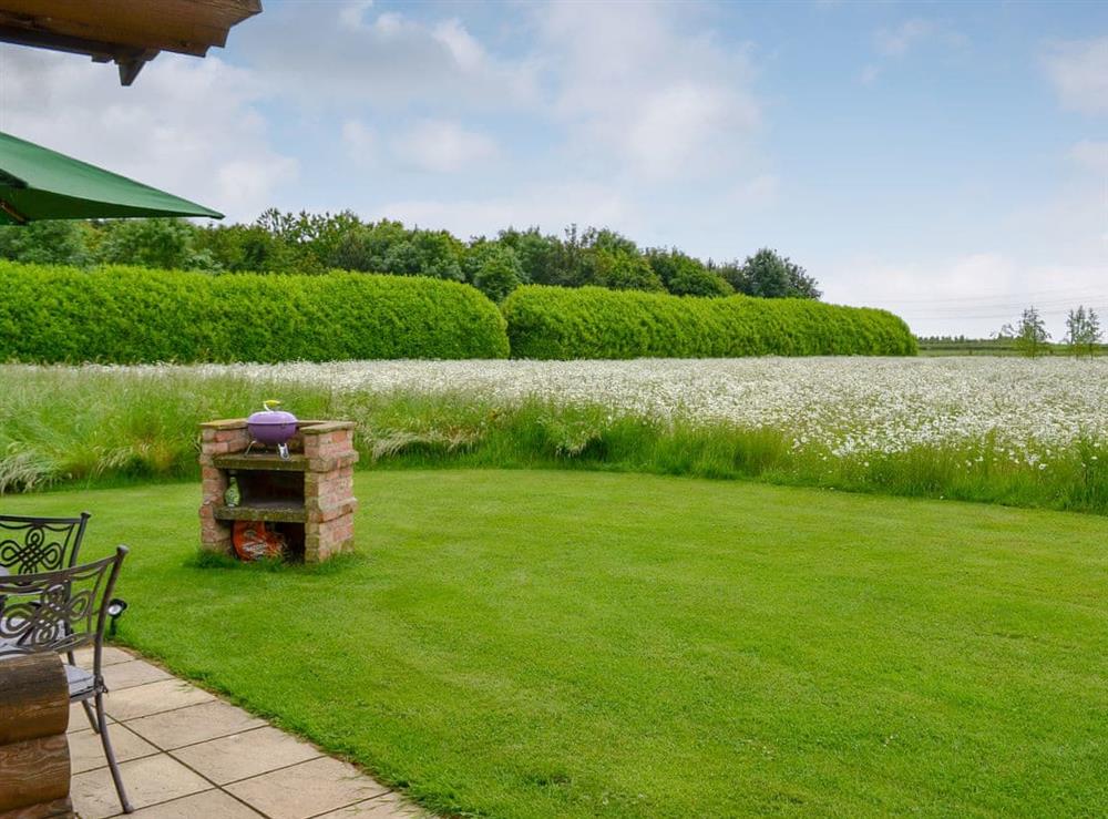 Large lawned garden at Lepus Lodge in Lincoln, Lincolnshire