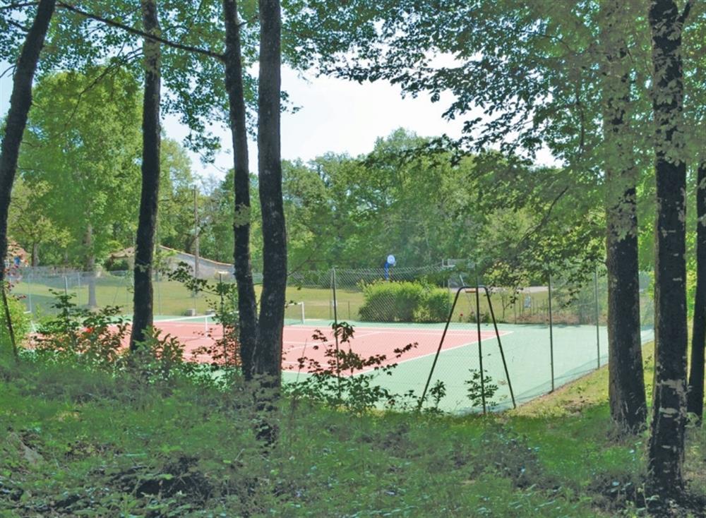 Tennis court at Les Jangoulies in Cubjac, Dordogne, France