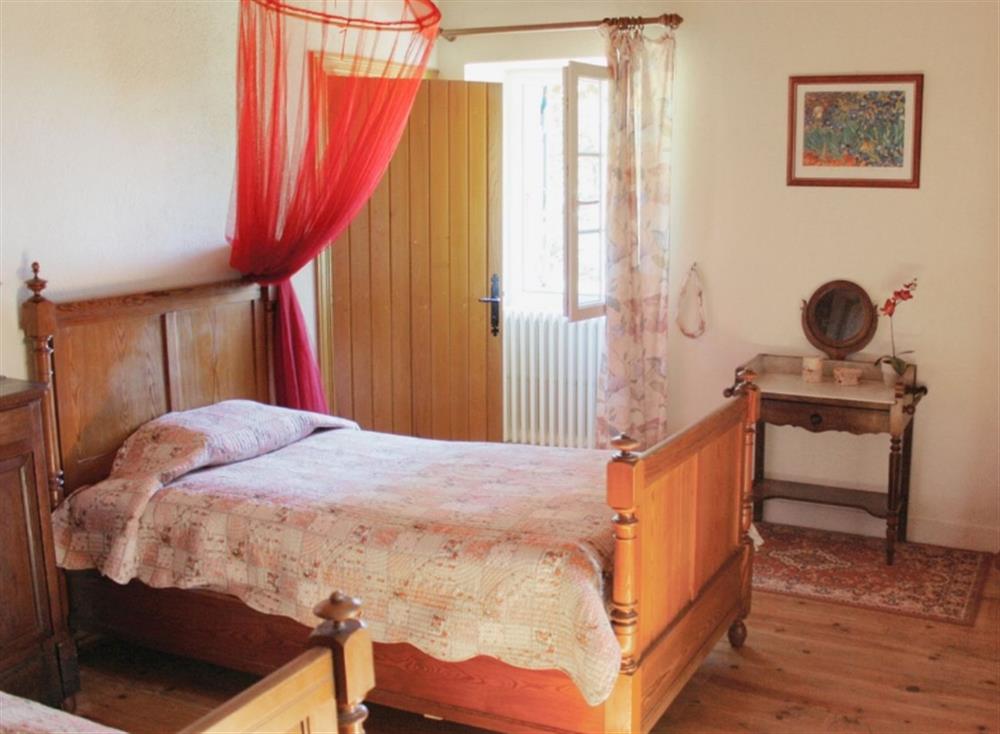 Twin bedroom at Les Jangoulies in Cubjac, Dordogne, France