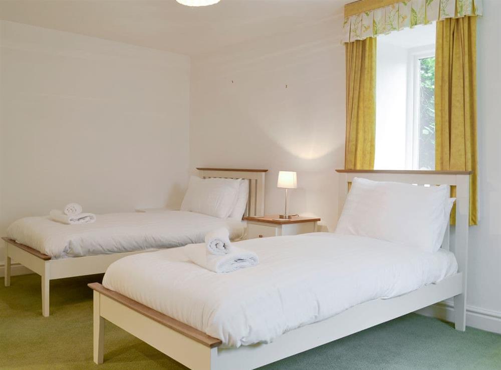 Good-sized twin bedroom at Leyfield Coach House in Kirkby Lonsdale, Cumbria