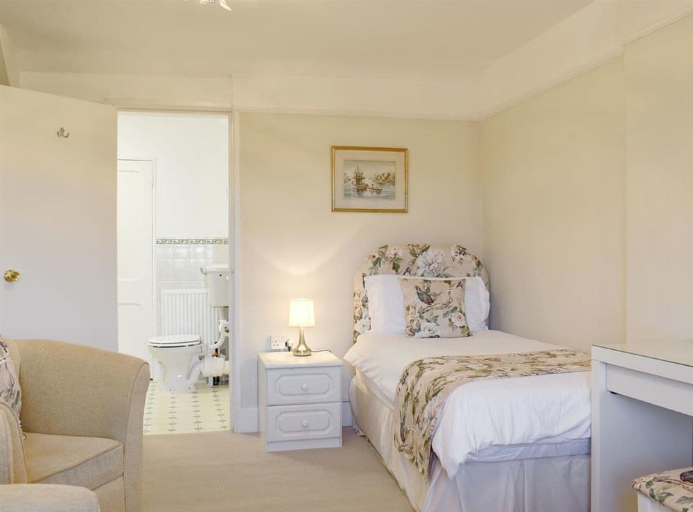 Twin bedroom with en-suite at Leygreen Farmhouse in Beaulieu, near Brockenhurst, Hampshire