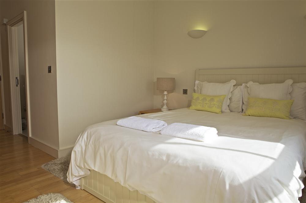 Master bedroom with en suite bathroom at LHorizon in Thurlestone, Kingsbridge