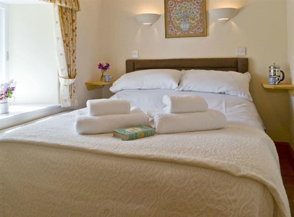 Relaxing double bedroom with en-suite at Otters Den, 