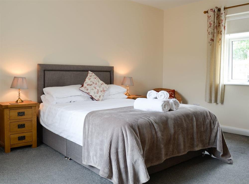 Double bedroom with en-suite at Liftingstane Cottage in Closeburn, near Thornhill, Dumfriesshire