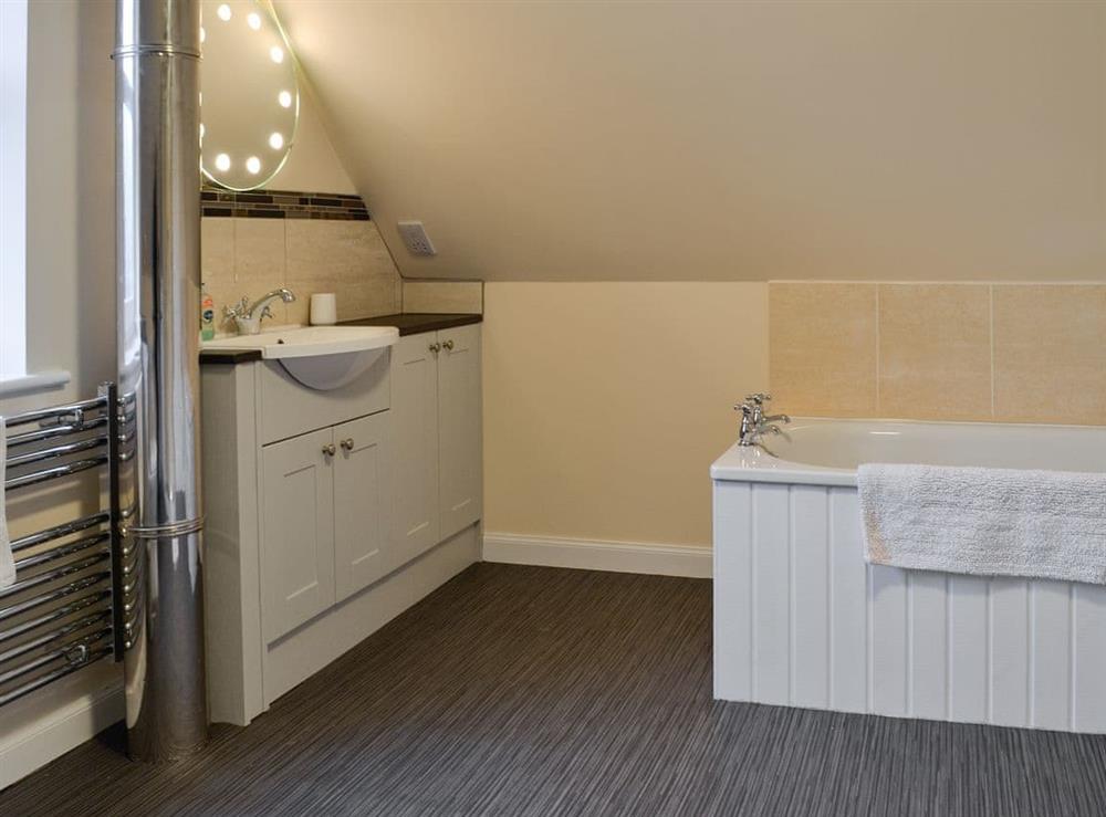En-suite bathroom with separate shower at Liftingstane Farmhouse in Closeburn, near Thornhill, Dumfriesshire