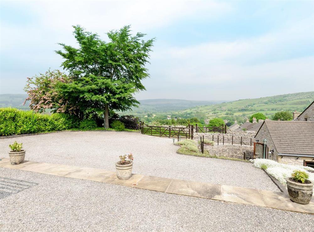 Perched on the hillside the cottage takes advantage of it’s elevated position providing the holidaymaker with impressive views at Lillegarth in Bradwell, Derbyshire