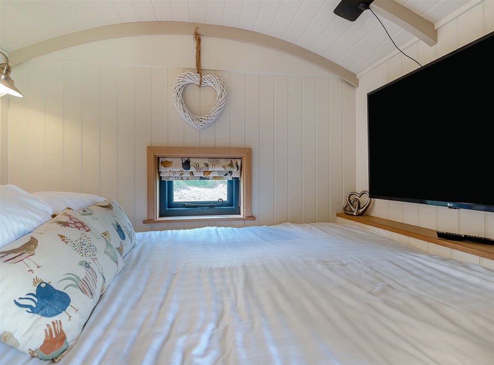 Double bedroom (photo 2) at Lillies Shepherd Hut in Nottingham, Leicestershire