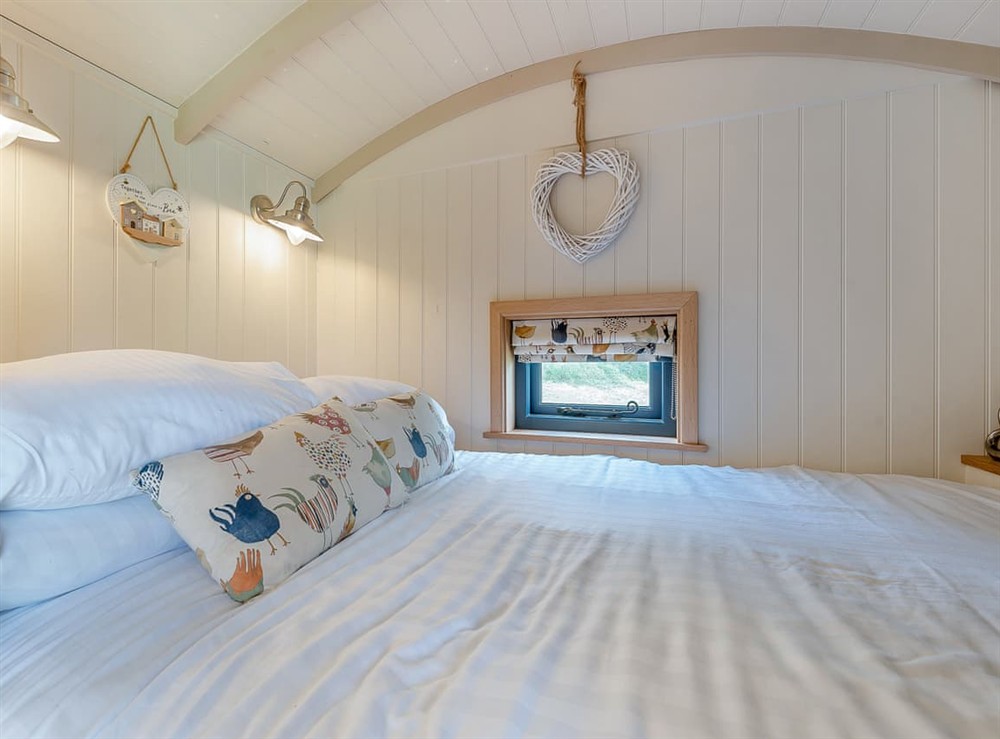 Double bedroom at Lillies Shepherd Hut in Nottingham, Leicestershire