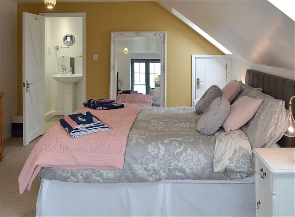 Double bedroom with en-suite (photo 2) at Lillipit Cottage in Breage, near Helston, Cornwall
