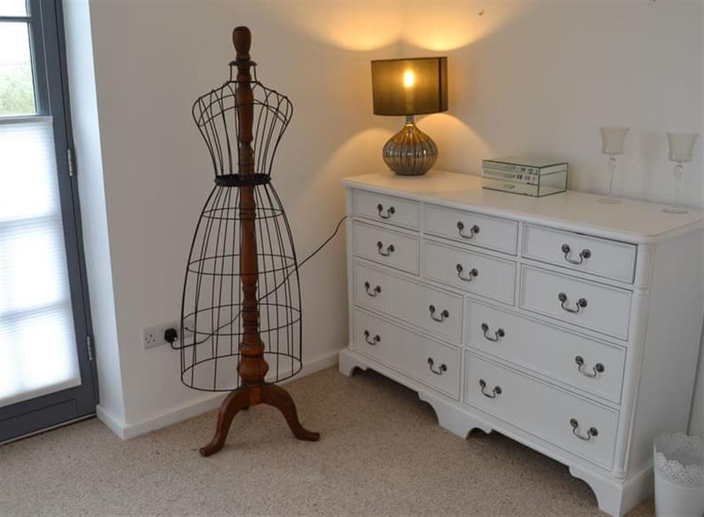 Double bedroom with en-suite (photo 3) at Lillipit Cottage in Breage, near Helston, Cornwall