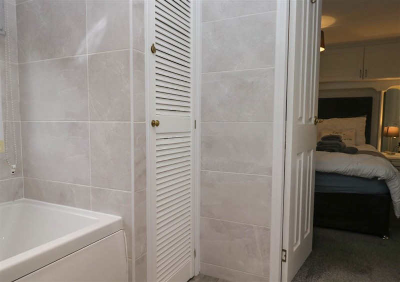 The bathroom at Lily Tarn, White Cross Bay near Troutbeck Bridge
