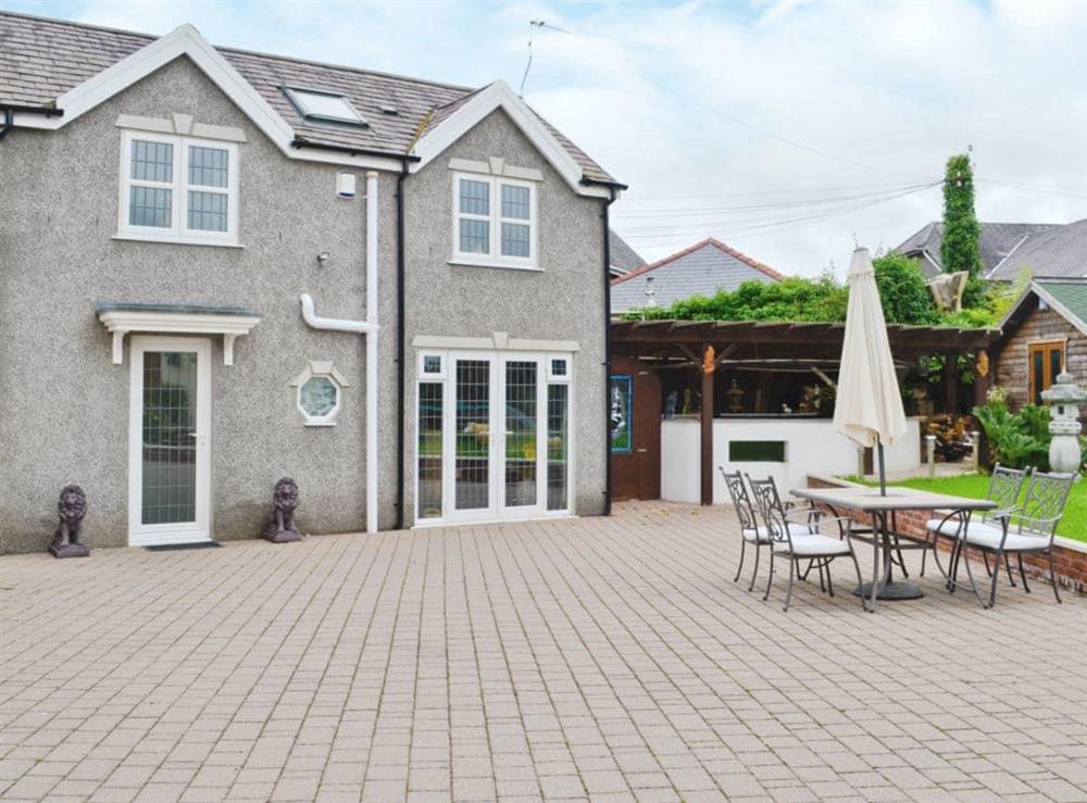 Tastefully furnished, detached holiday home at Lily Vale Cottage in Pontarddulais, near Llanelli, West Glamorgan