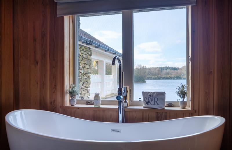 Bathroom at Lilymere Boat House, Sedbergh