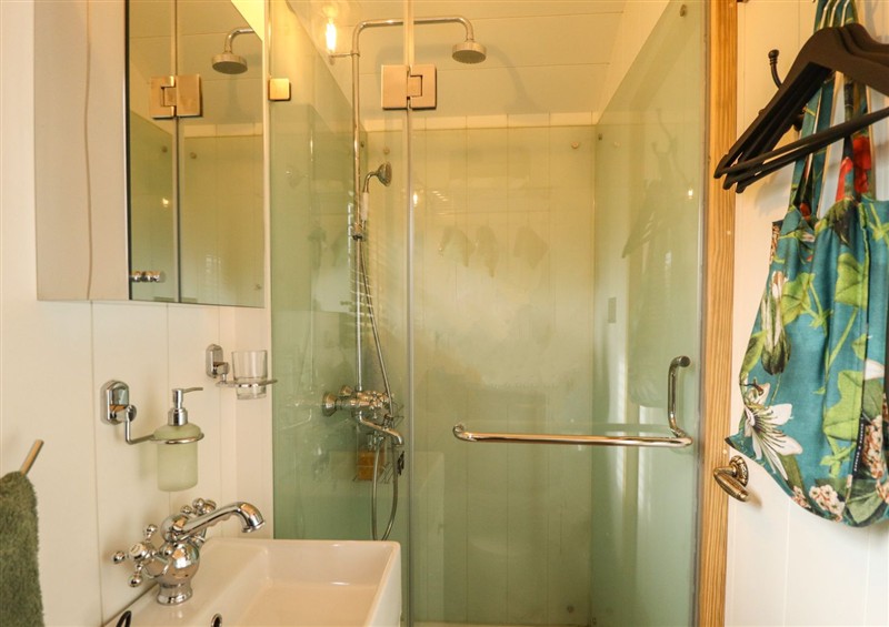 The bathroom at Limetree Luxury Glamping Portland, Nottingham