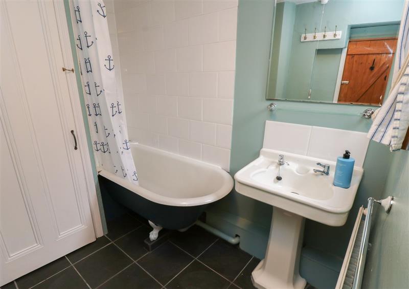 The bathroom at Linda Cottage, St Helens
