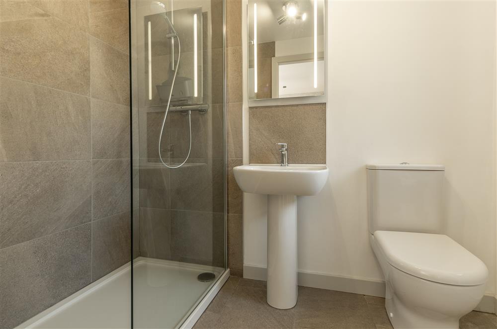 En-suite shower room to bedroom one at Linden Barn, Orton
