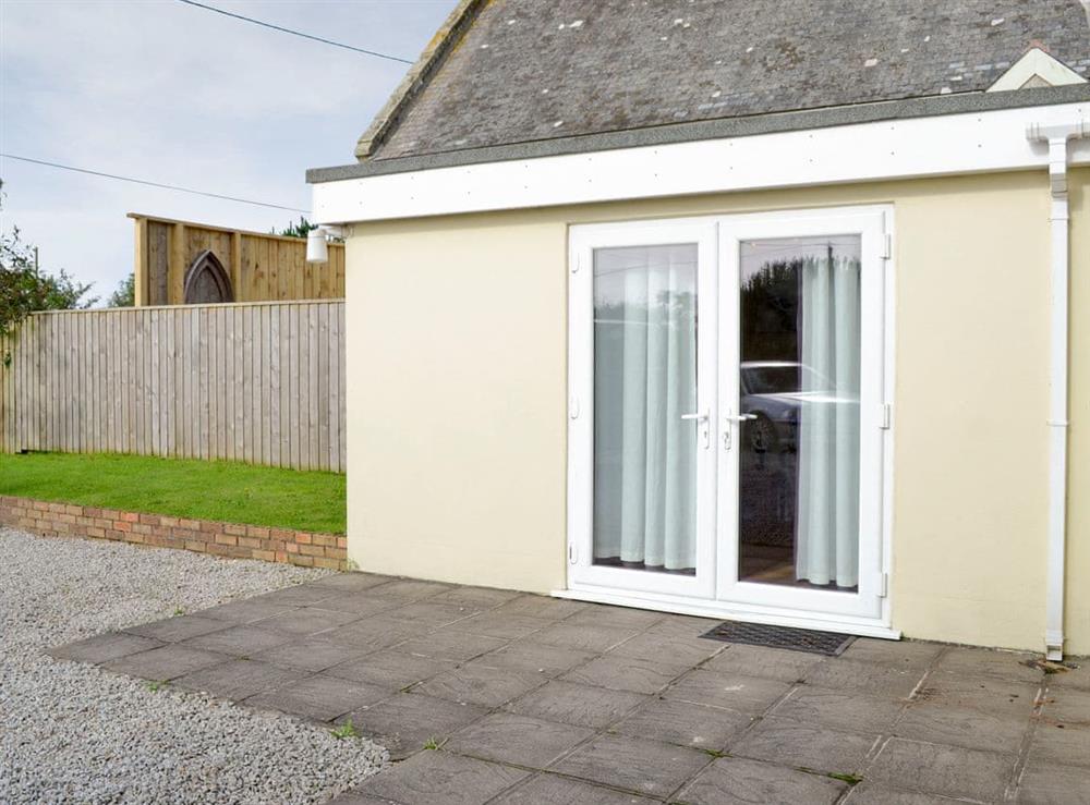 Attractive single storey semi-detached holiday home at Lindum Leys in Marazion, Cornwall
