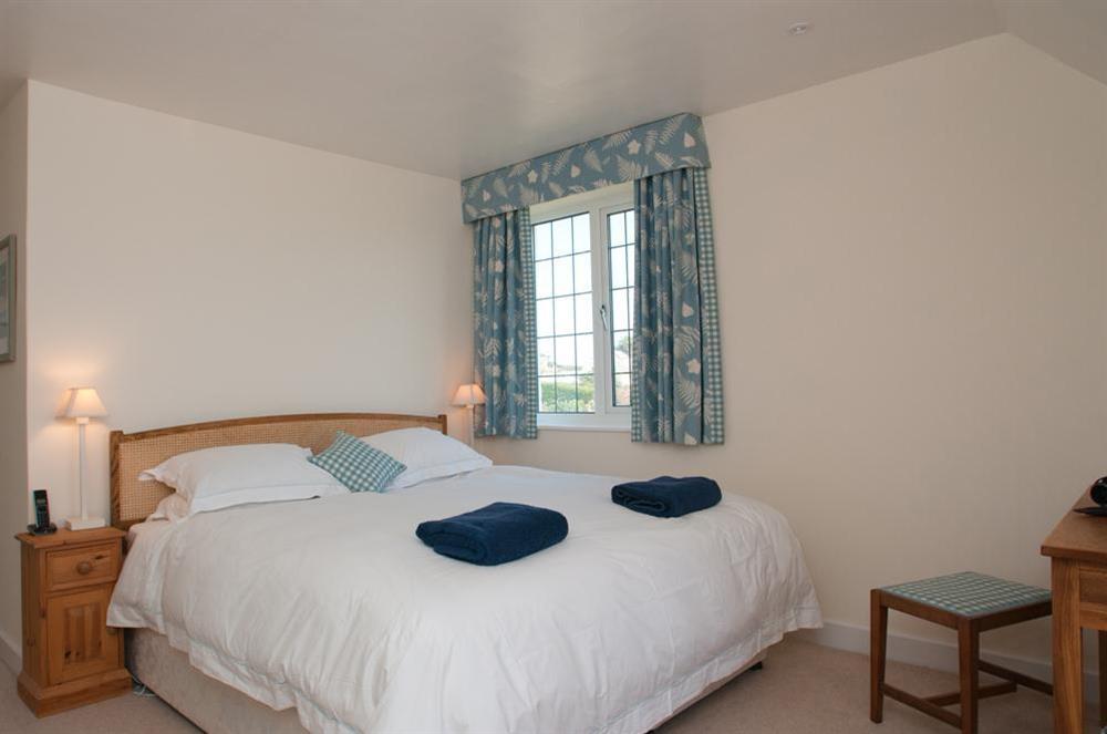 En suite double bedroom at Links Cottage in Thurlestone, Kingsbridge