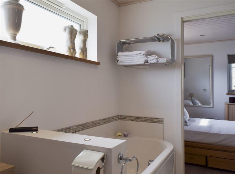 Jack and Jill shared bathroom (photo 3) at Links View in Fritton, near Great Yarmouth, Norfolk