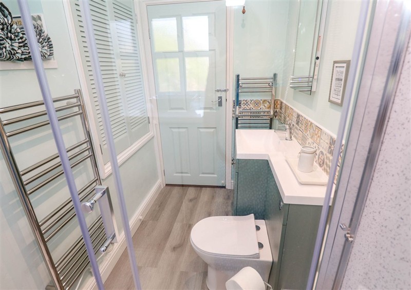The bathroom at Little Acorns, Gweek