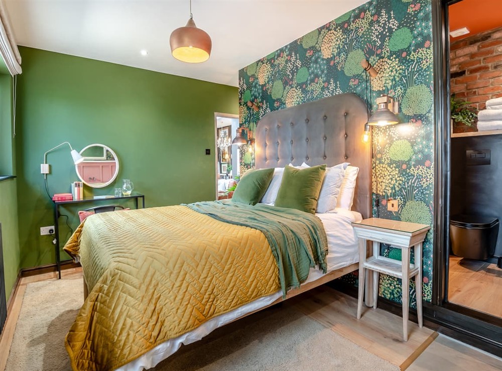 Double bedroom (photo 2) at Little Barn in Great Cheverell, Wiltshire