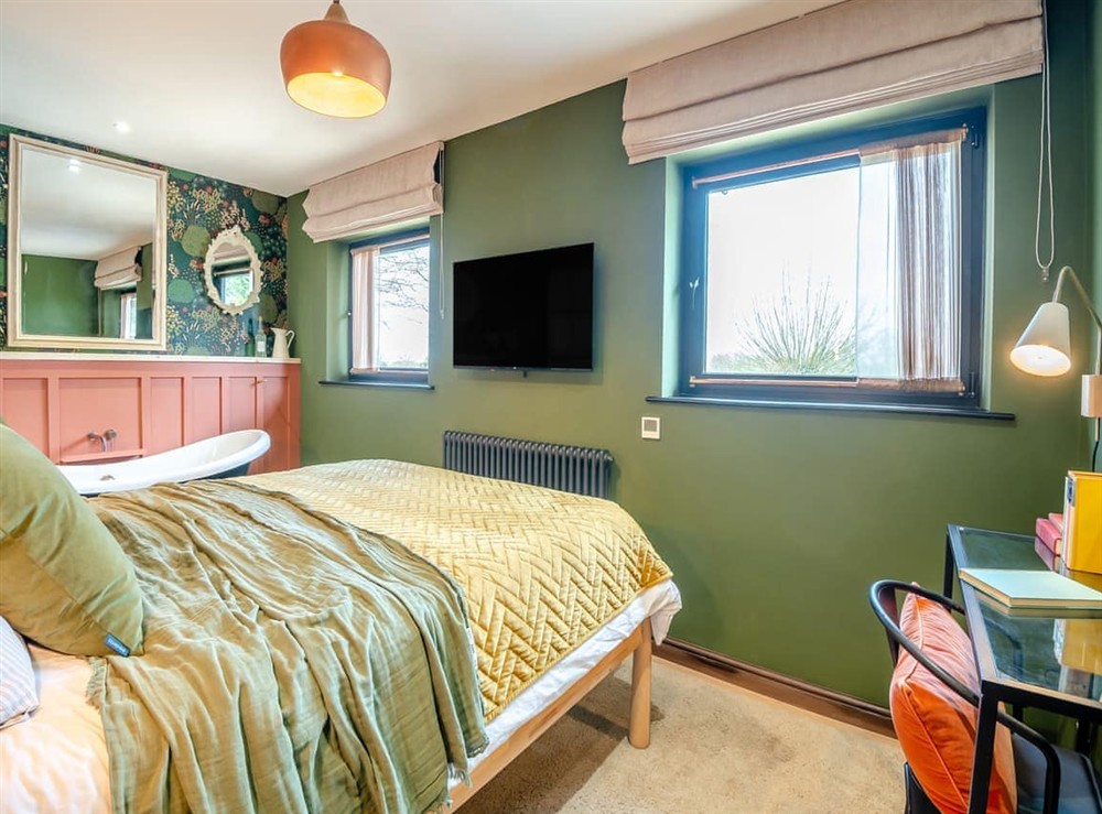 Double bedroom (photo 3) at Little Barn in Great Cheverell, Wiltshire