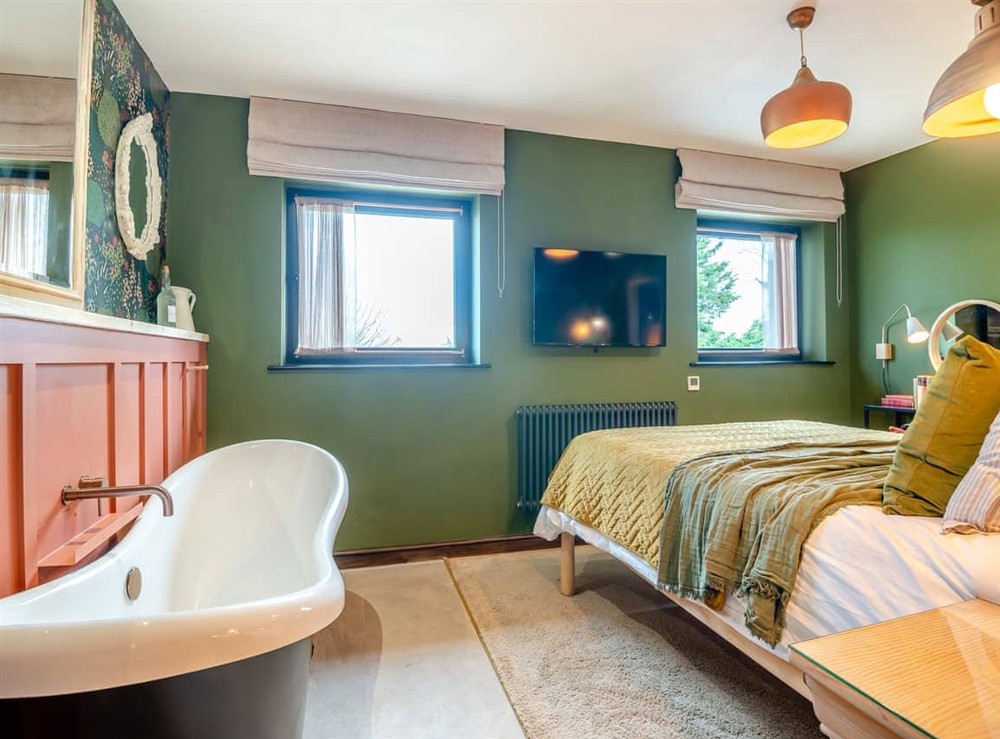 Double bedroom (photo 4) at Little Barn in Great Cheverell, Wiltshire