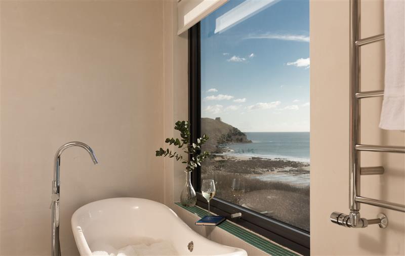 The bathroom at Little Cottage and Love Shack, Cornwall