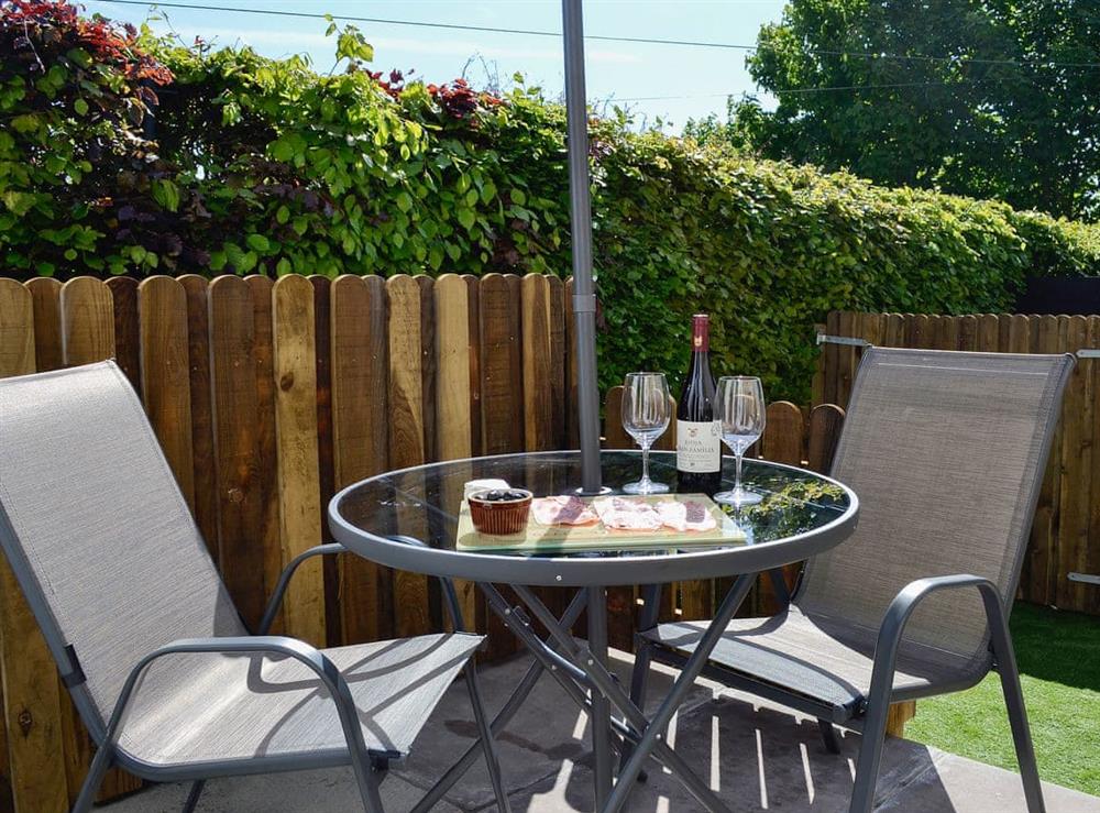 Well-kept garden with patio furniture and barbecue at Little Cottage in Wigtown, Dumfries and Galloway, Wigtownshire