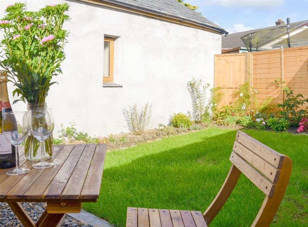 Enclosed garden with outdoor furniture at Nuthatch Barn, 